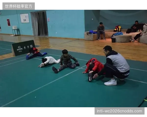 为维持传控体系的稳定性，库拉索可通过换人保持中场活力，避免因体能下降导致传球失误增多。